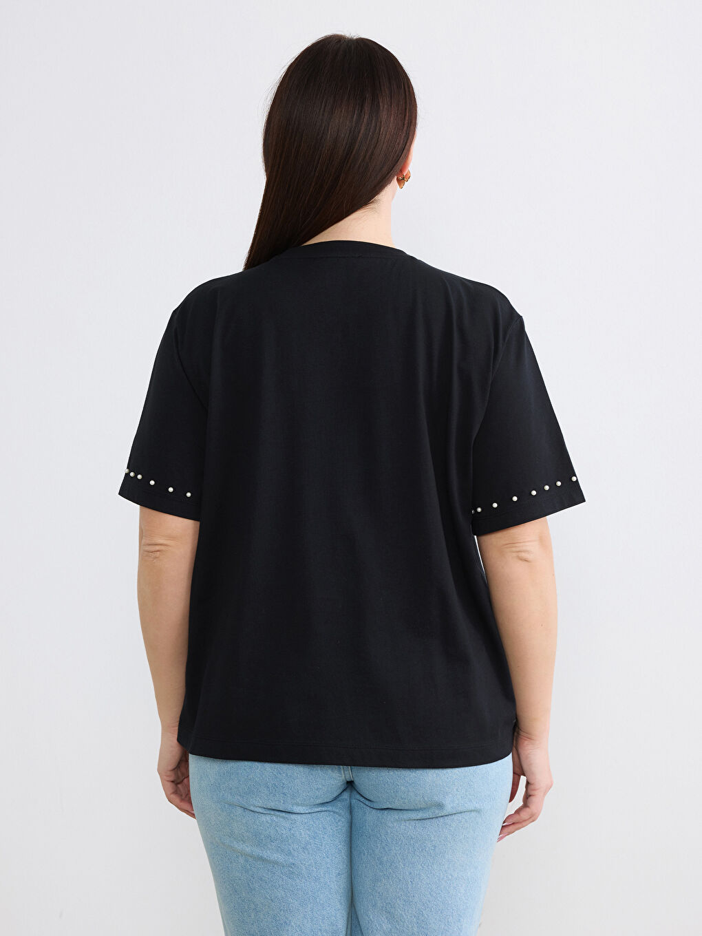 Siyah Bisiklet Yaka Boncuk İşlemeli Kadın Tişört-7