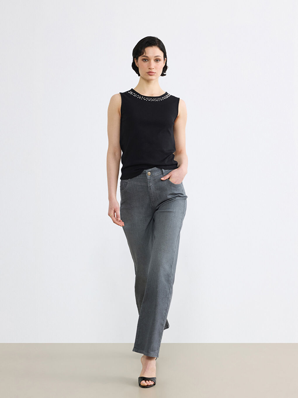 Siyah Bisiklet Yaka Boncuk İşlemeli Kadın Atlet-2