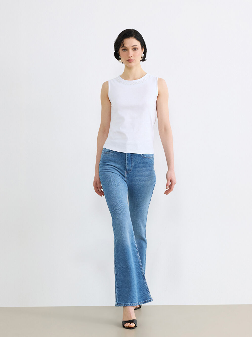 Beyaz Bisiklet Yaka Boncuk İşlemeli Kadın Atlet-2