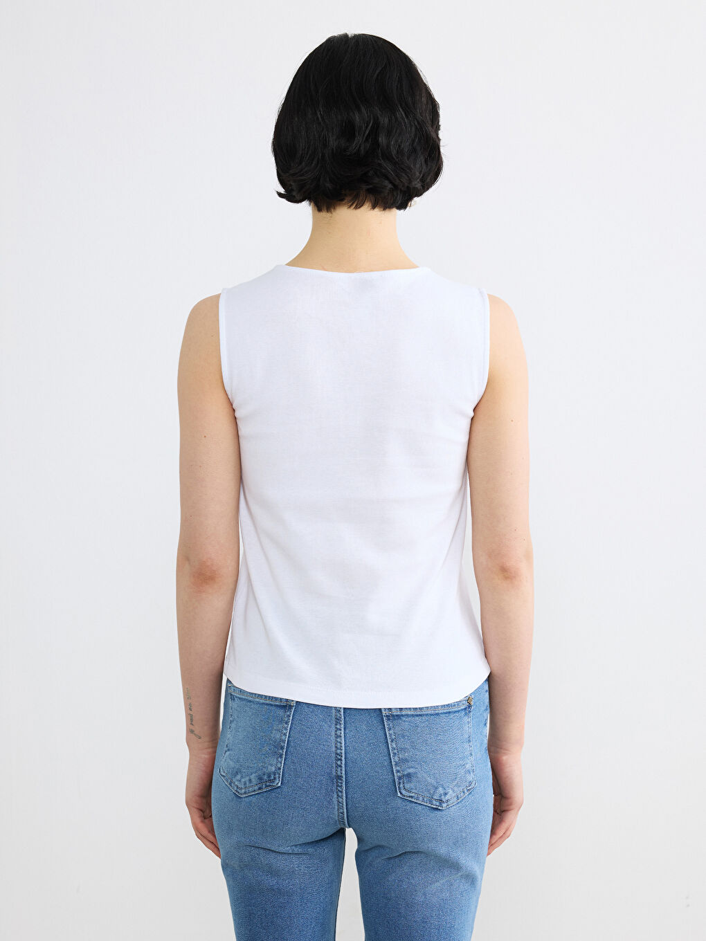 Beyaz Bisiklet Yaka Boncuk İşlemeli Kadın Atlet-4