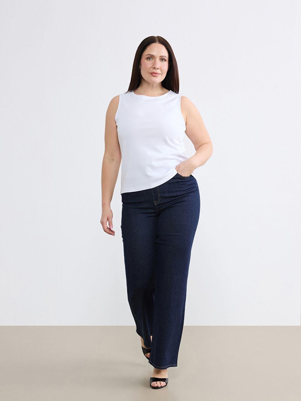 Beyaz Bisiklet Yaka Boncuk İşlemeli Kadın Atlet-5