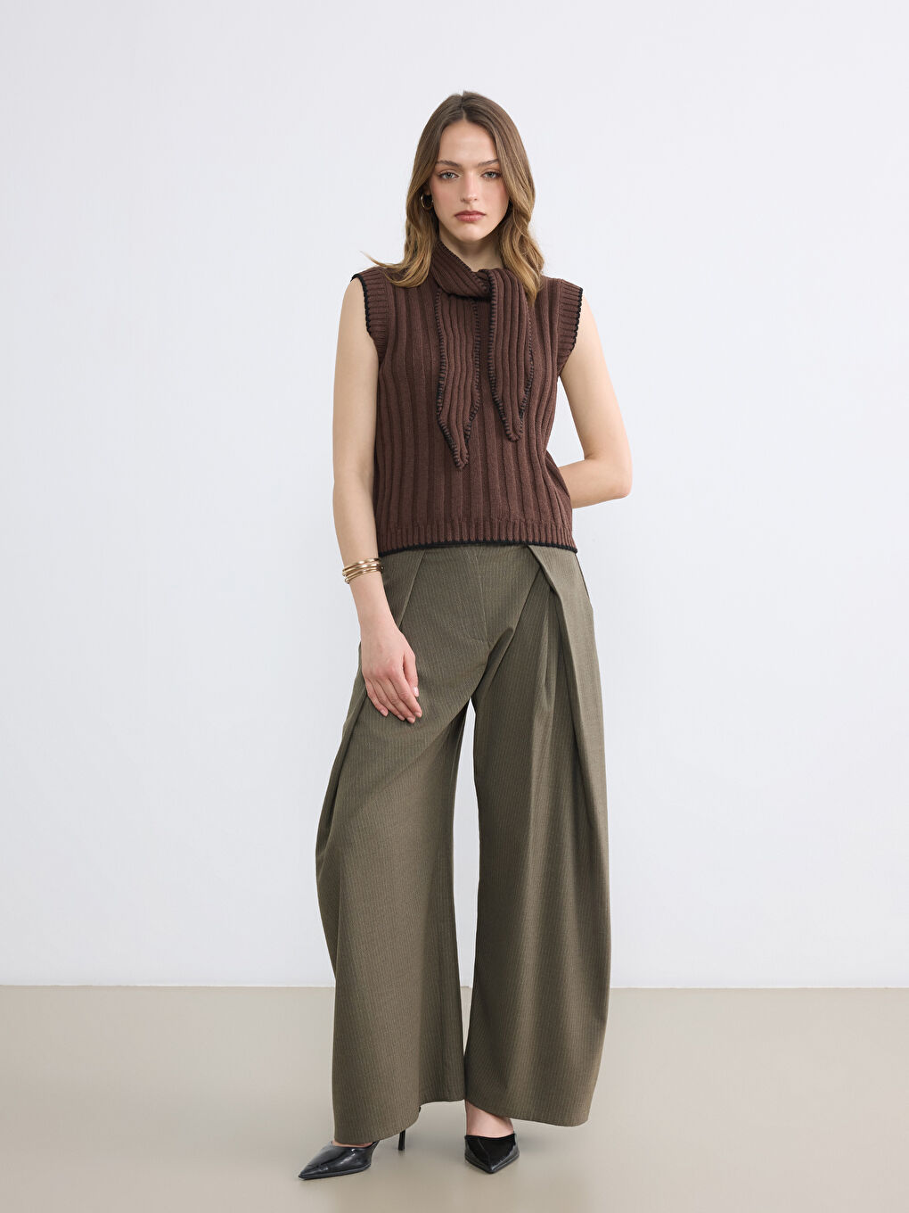 Kahverengi Fular Yaka Kadın Triko Süveter-1