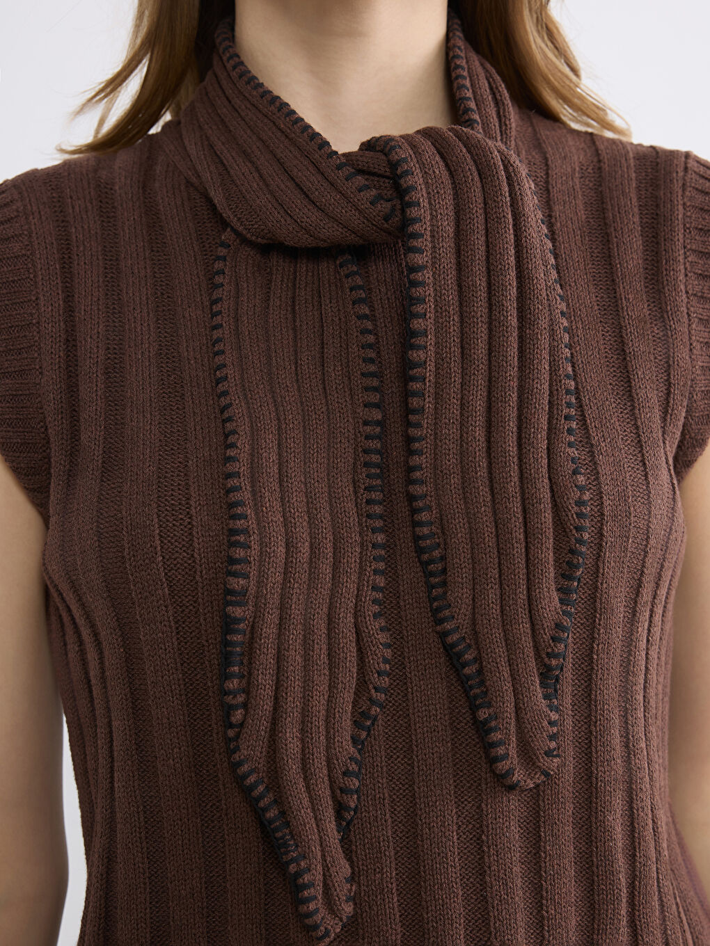 Kahverengi Fular Yaka Kadın Triko Süveter-2