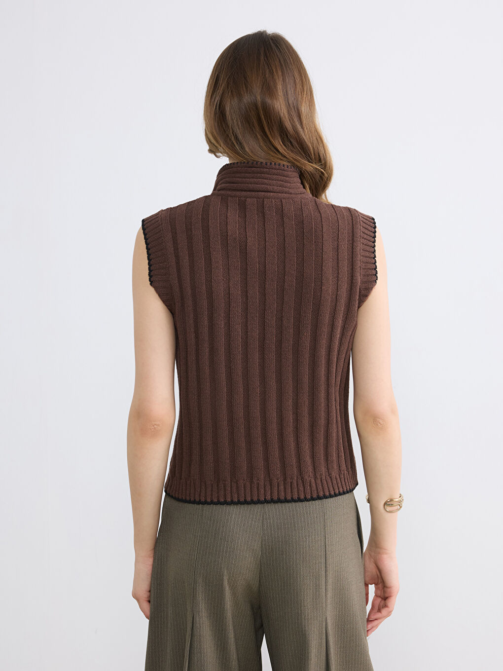 Kahverengi Fular Yaka Kadın Triko Süveter-3