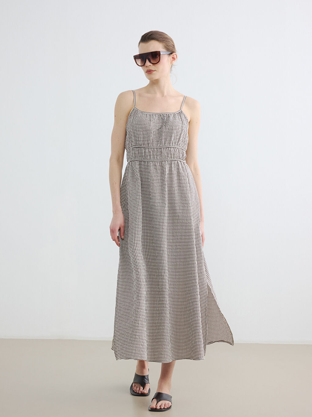 Robe à carreaux à bretelles à col carré