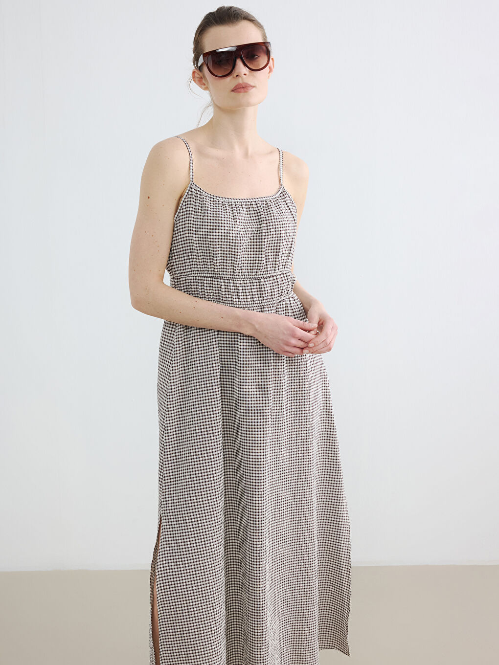 Robe à carreaux à bretelles à col carré-1