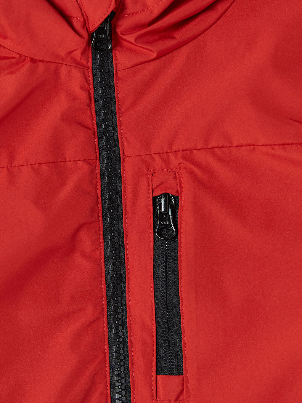 Kırmızı Kapüşonlu Erkek Çocuk Yağmurluk-2