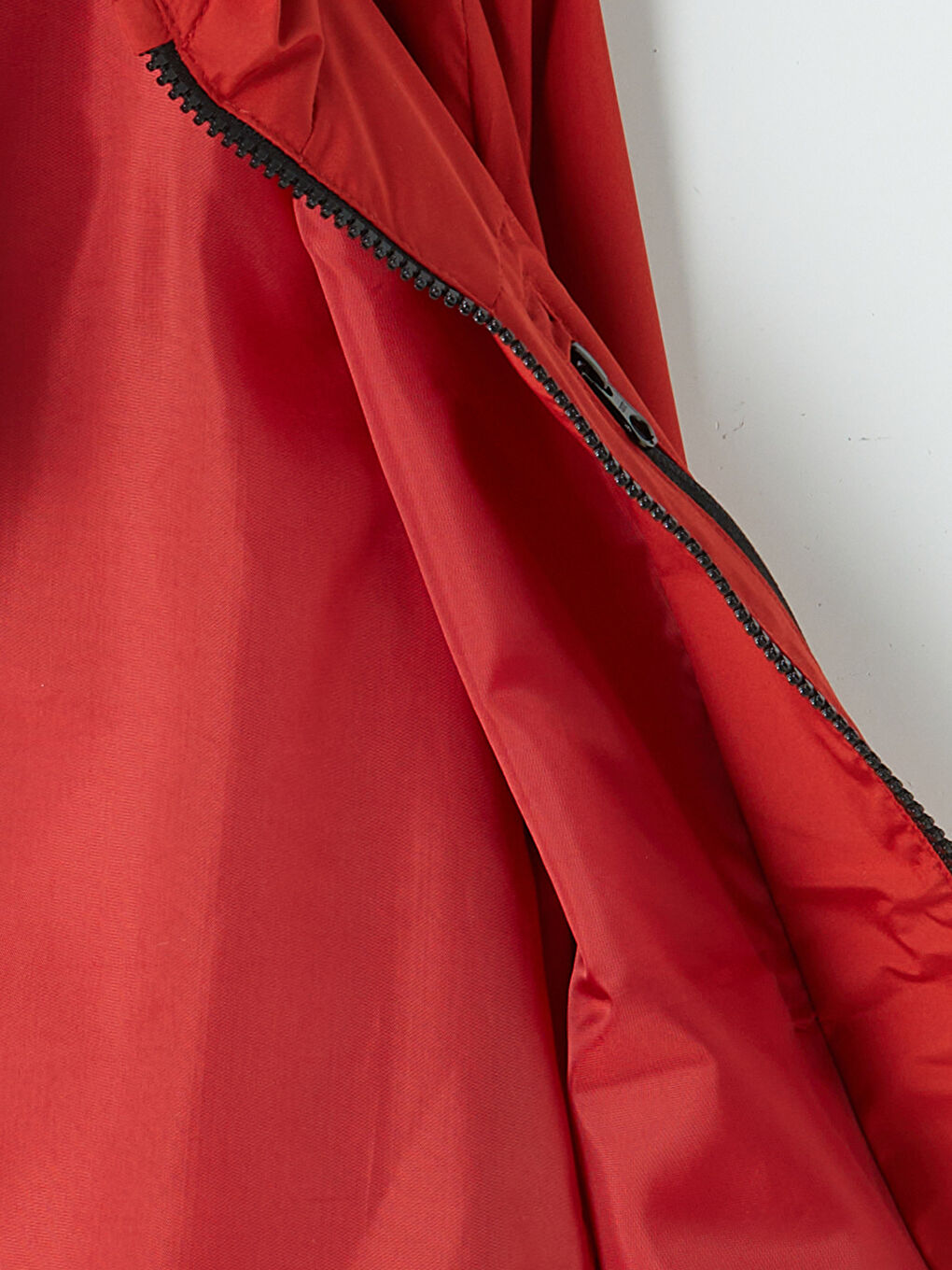 Kırmızı Kapüşonlu Erkek Çocuk Yağmurluk-3