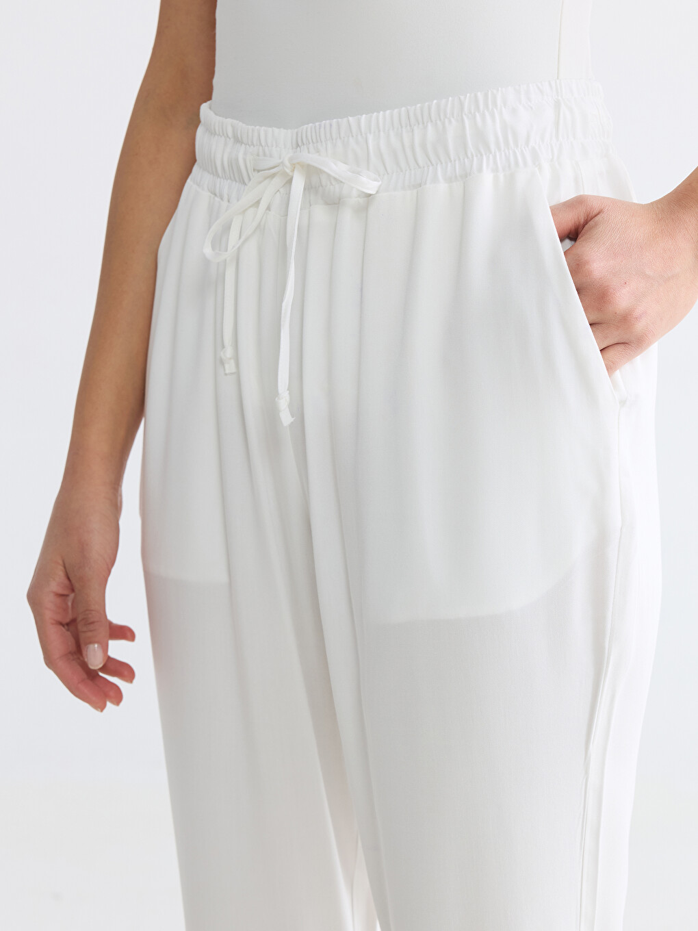 Žena Bijela Pantalone-2