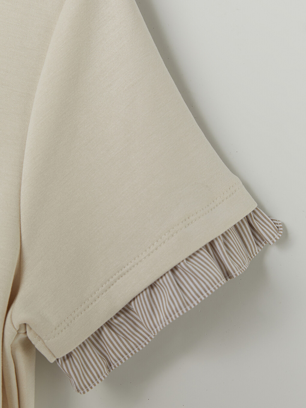 Bej Polo Yaka Fırfırlı Soft Touch Kadın Tişört-2