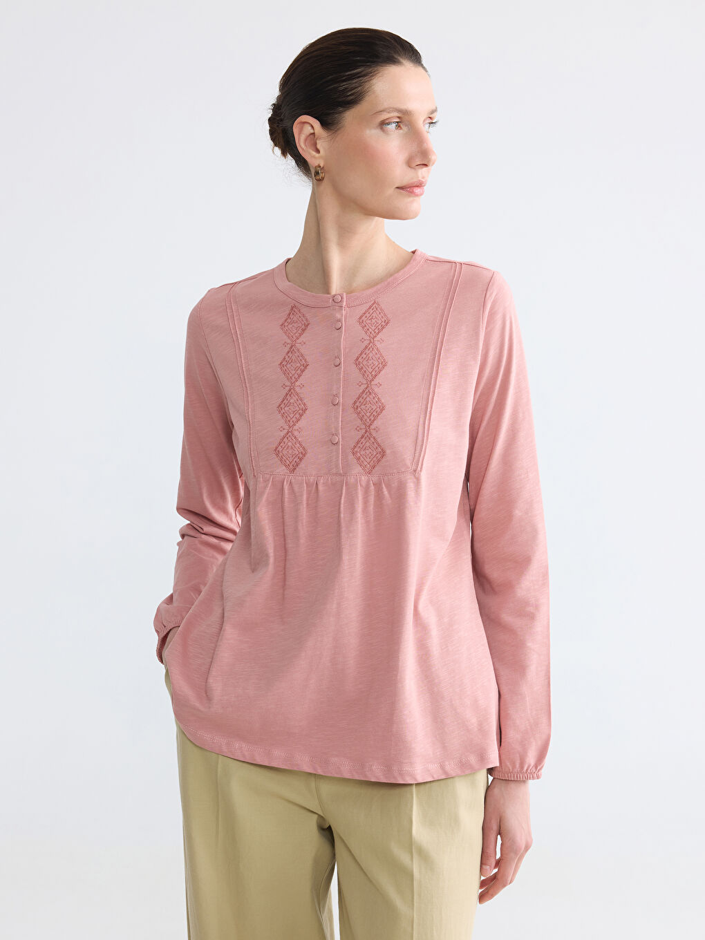 Bluza sa okruglim izrezom, vezom i naborima