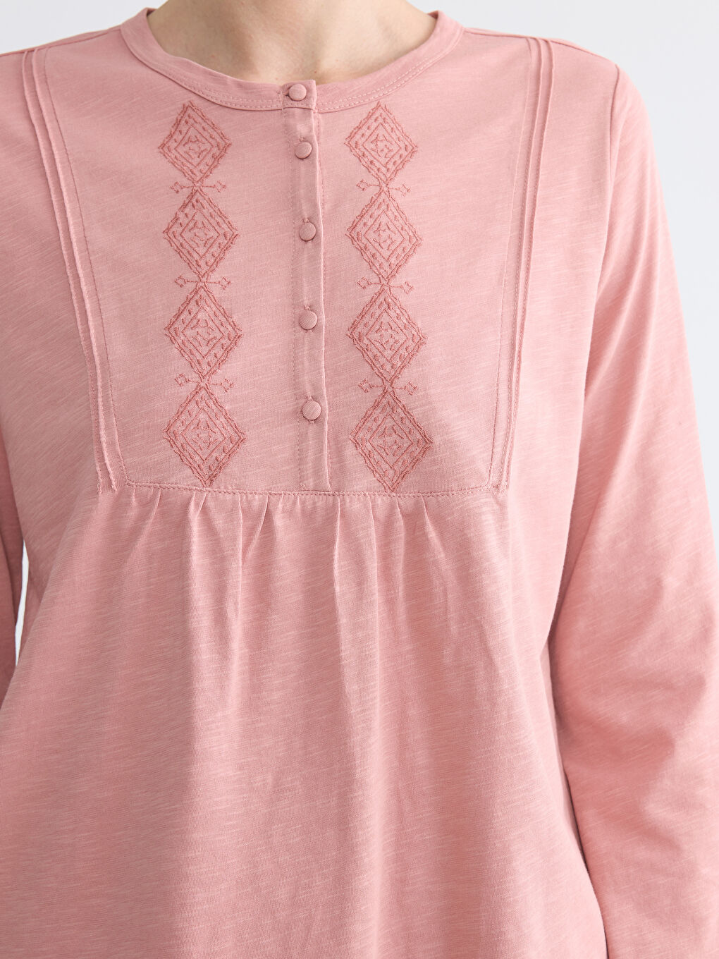 Bluza sa okruglim izrezom, vezom i naborima-2