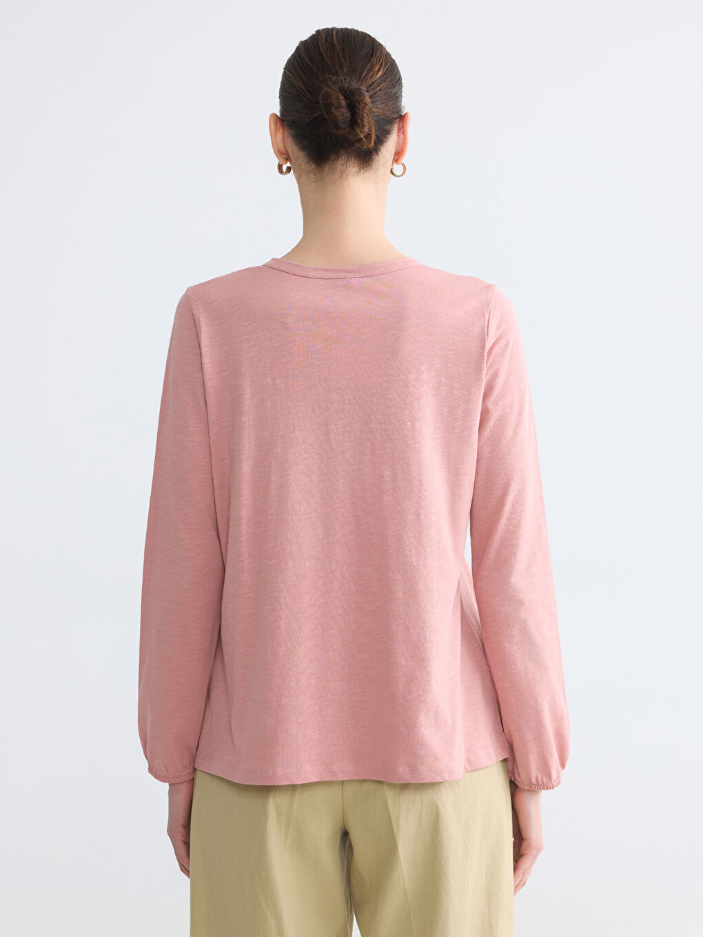 Bluza sa okruglim izrezom, vezom i naborima-3