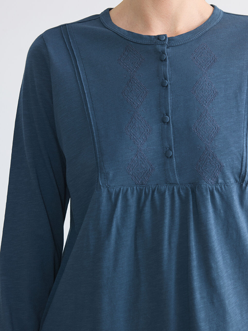 Bluza sa okruglim izrezom, vezom i naborima-2