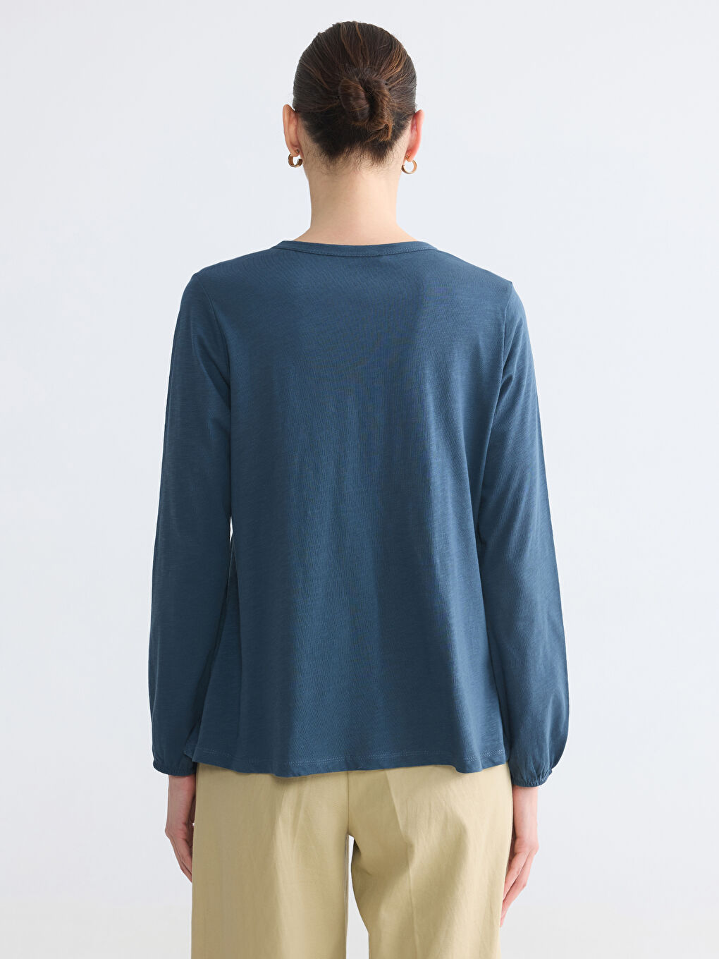 Bluza sa okruglim izrezom, vezom i naborima-3