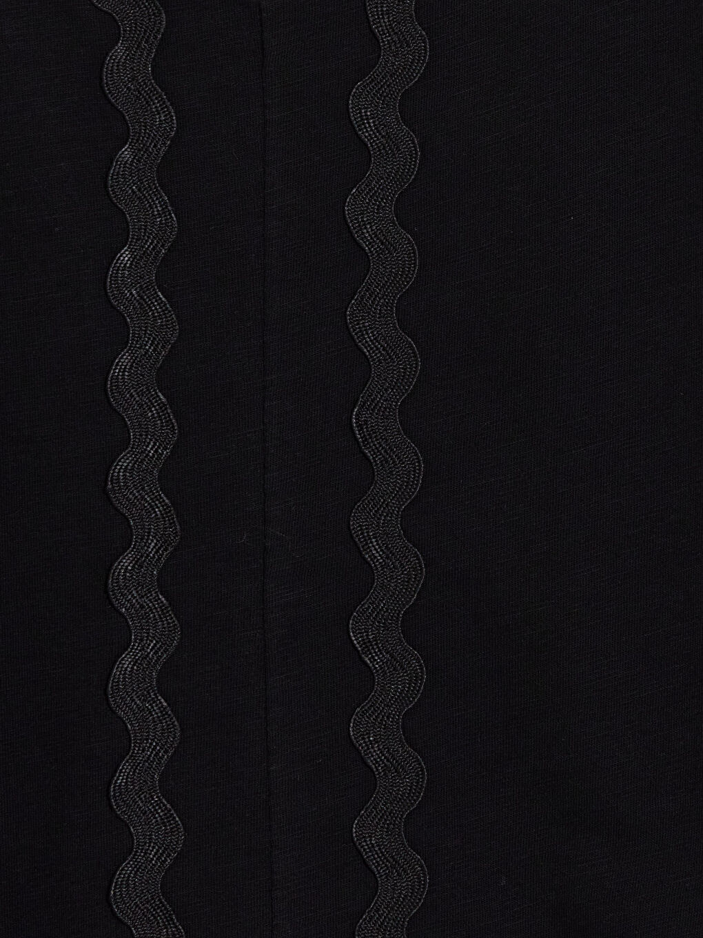 Siyah Kaçık Yaka Nakışlı Bluz-2