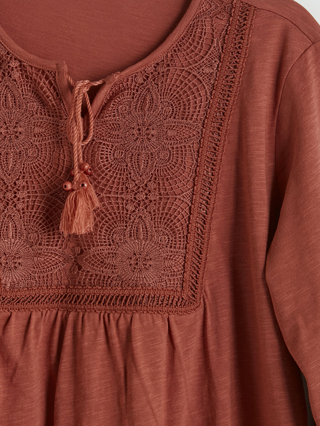 Kırmızı Bağlamalı Yaka Nakışlı Bluz-2