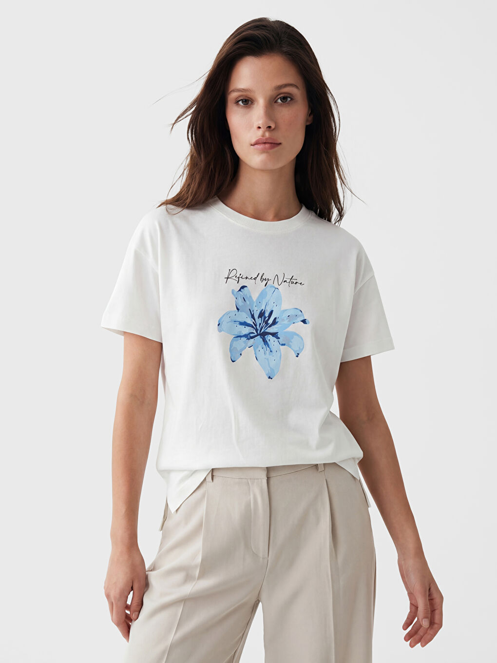 Beyaz Bisiklet Yaka Baskılı Kadın Tişört