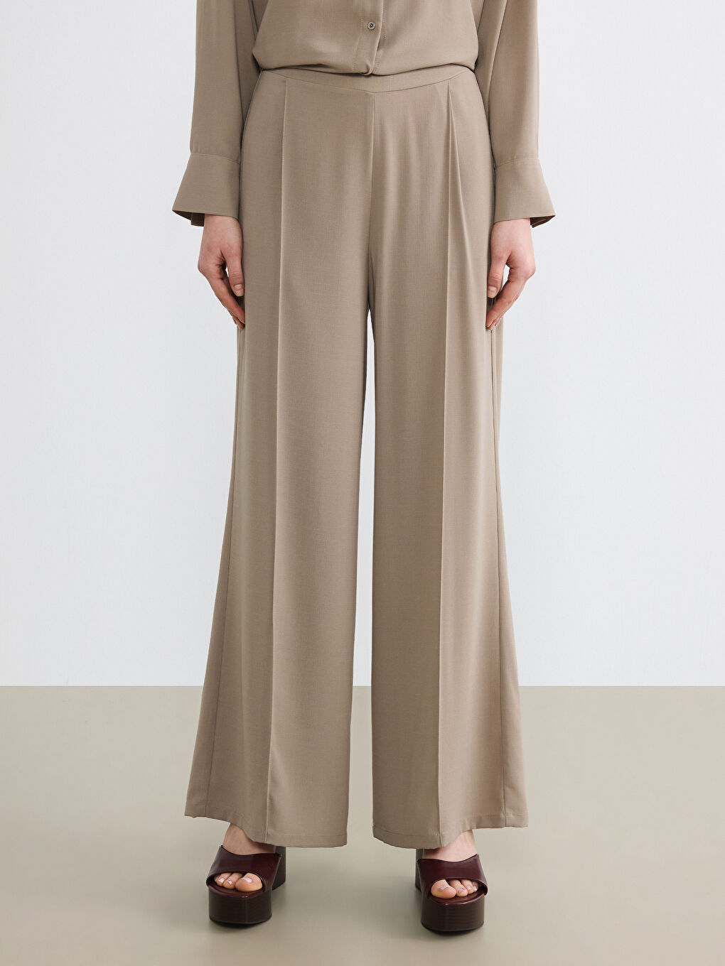 Bej Beli Lastikli Geniş Paça Kadın Pileli Pantolon-2