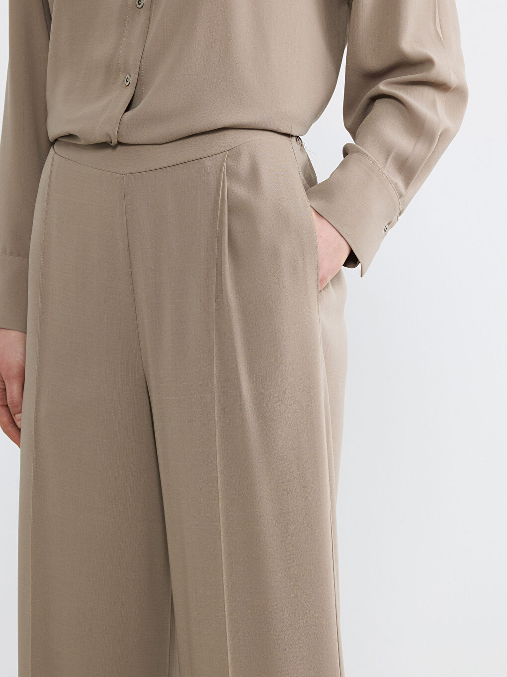 Bej Beli Lastikli Geniş Paça Kadın Pileli Pantolon-3