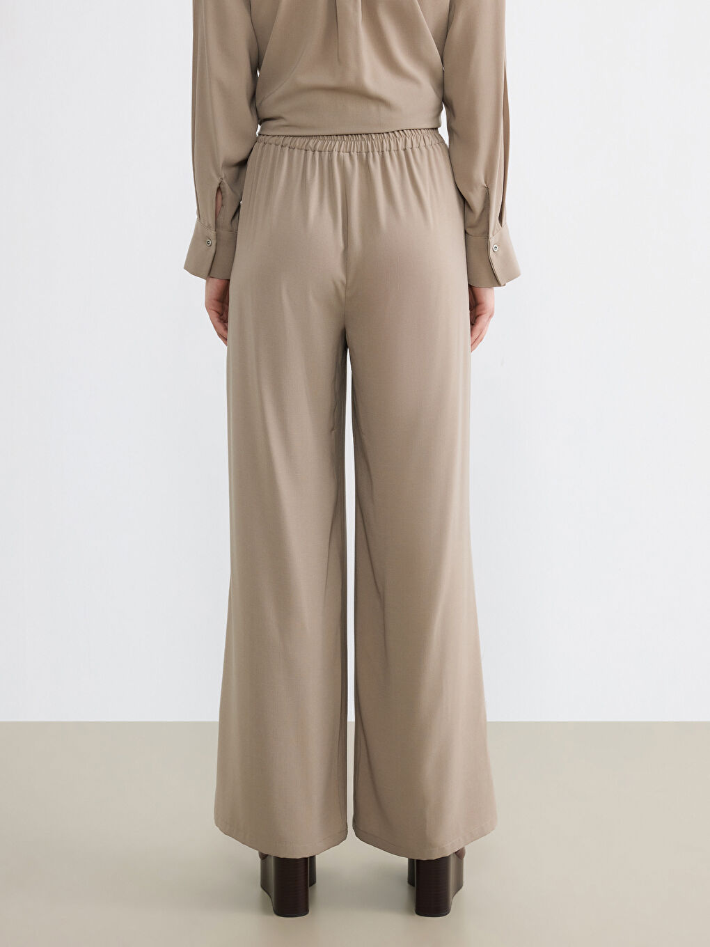 Bej Beli Lastikli Geniş Paça Kadın Pileli Pantolon-4