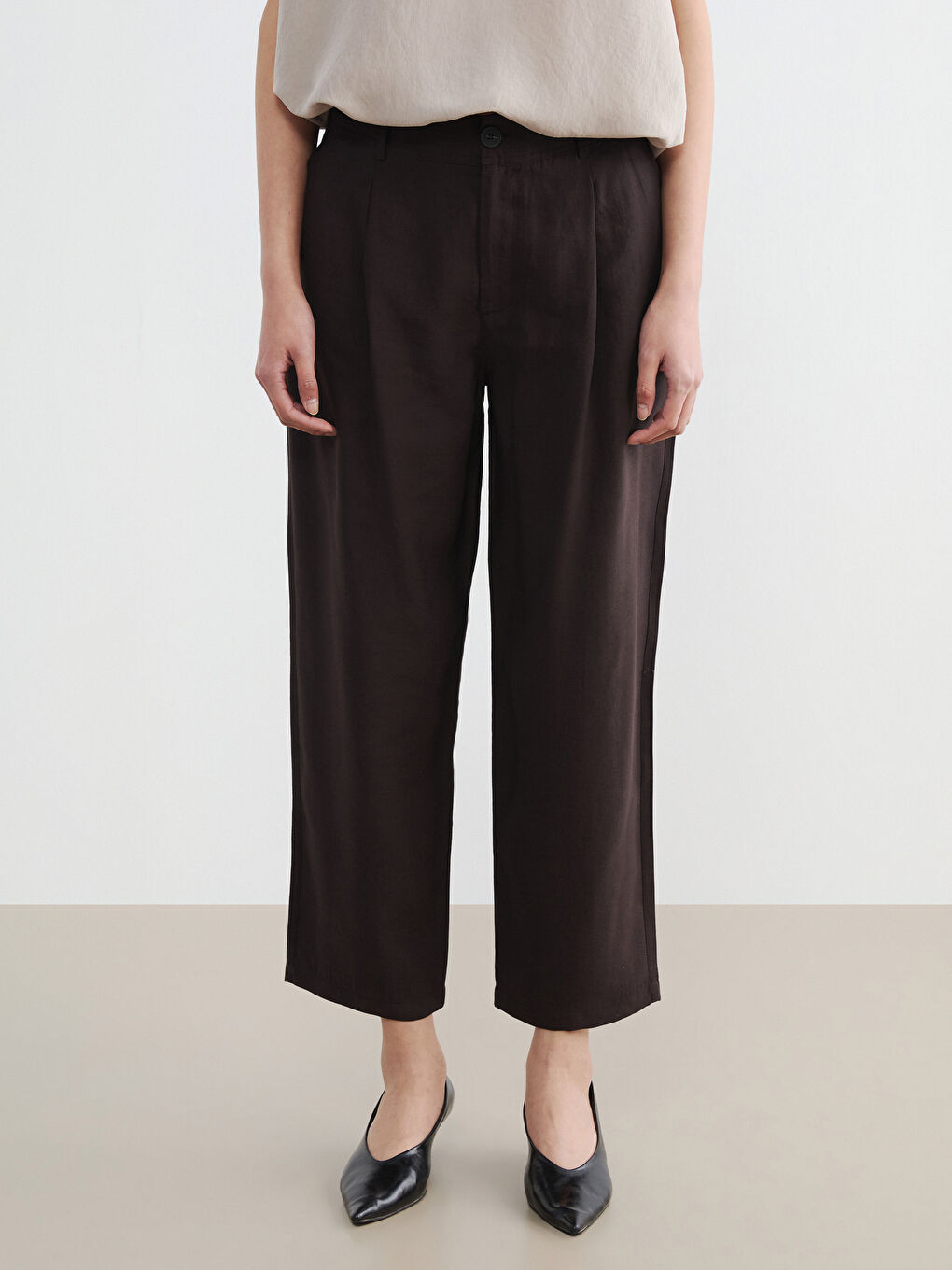 Kahverengi Loose Fit Kadın Pileli Kumaş Pantolon-1