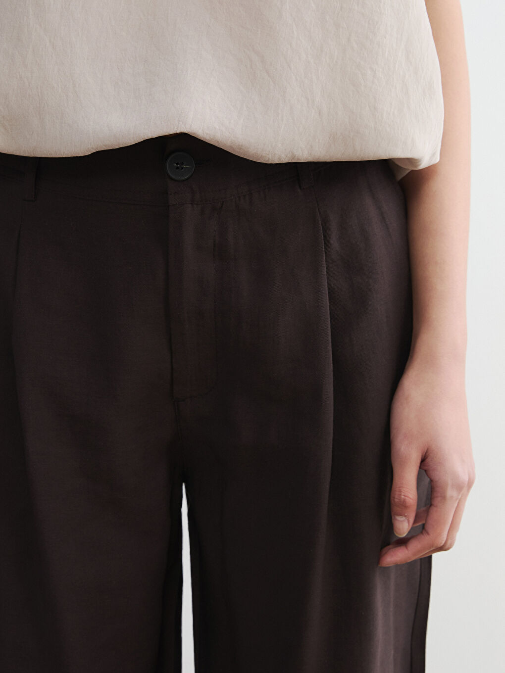 Kahverengi Loose Fit Kadın Pileli Kumaş Pantolon-2