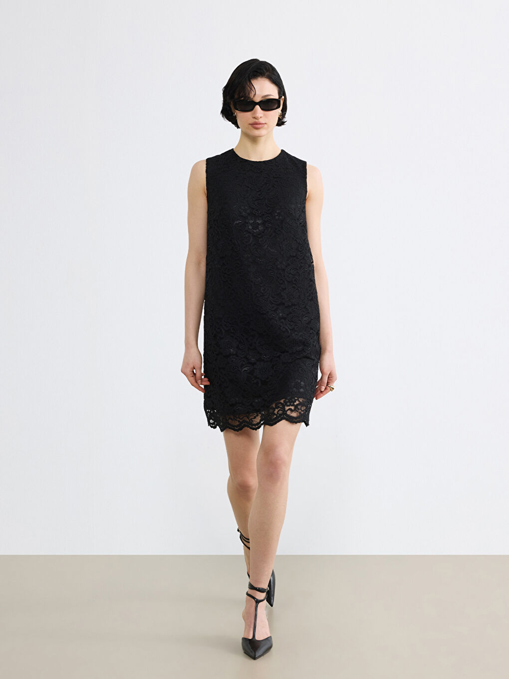 Siyah Bisiklet Yaka Dantelli Mini Elbise