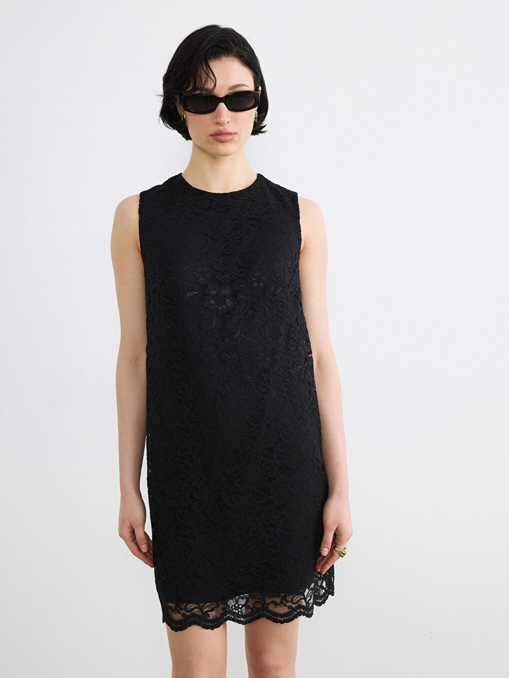 Siyah Bisiklet Yaka Dantelli Mini Elbise-2