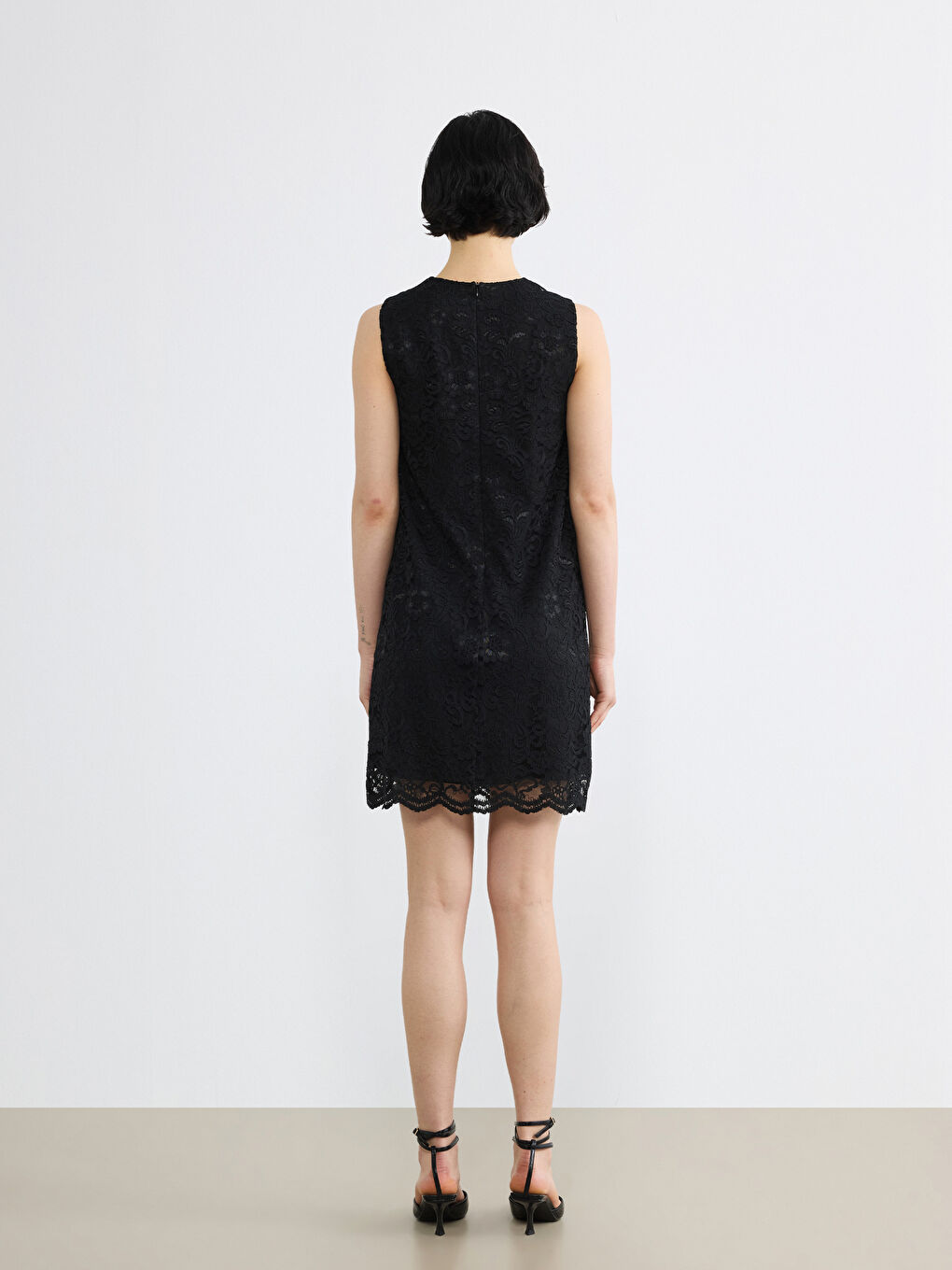 Siyah Bisiklet Yaka Dantelli Mini Elbise-4