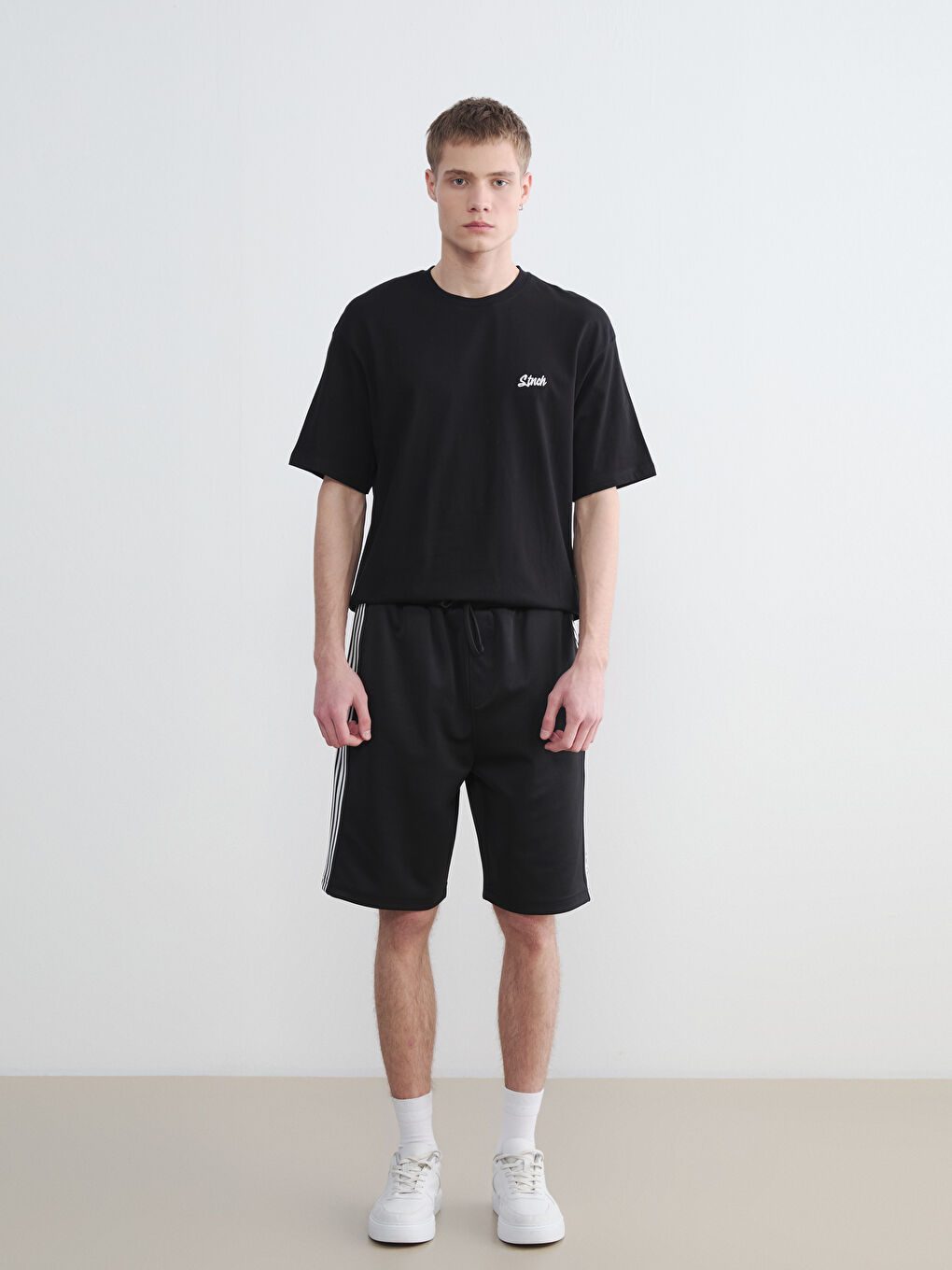 Siyah Rahat Kalıp Erkek Şort