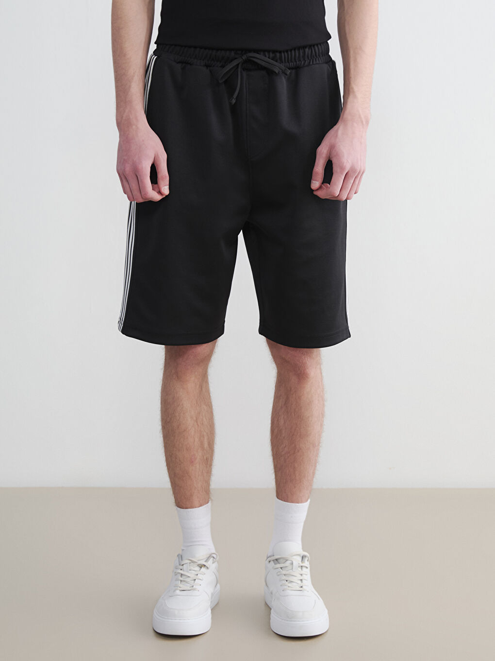 Siyah Rahat Kalıp Erkek Şort-1