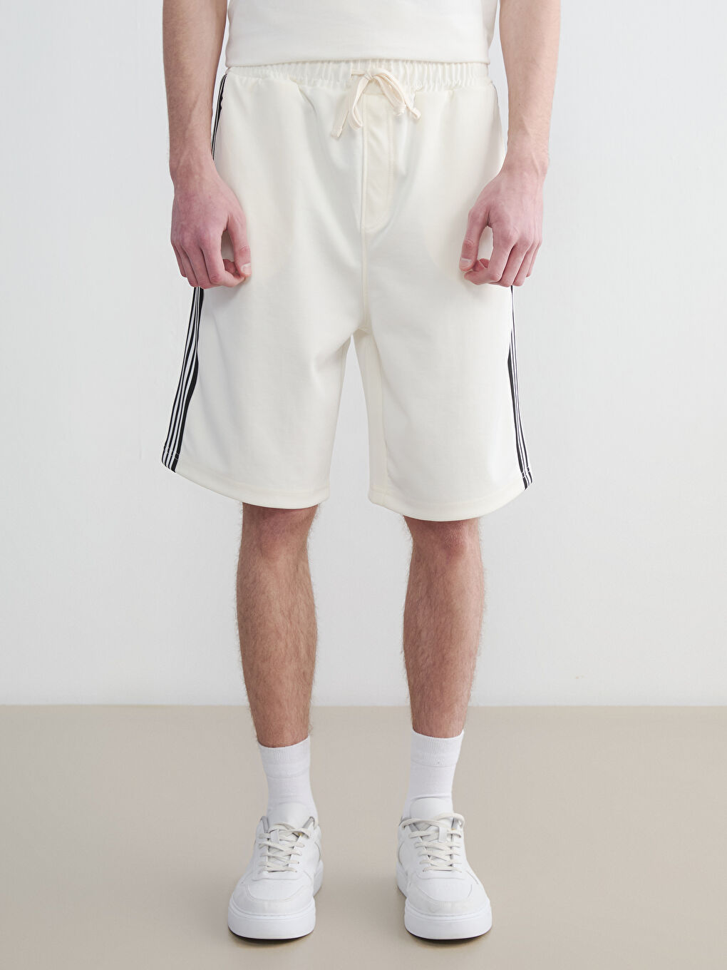Ekru Rahat Kalıp Erkek Şort-1