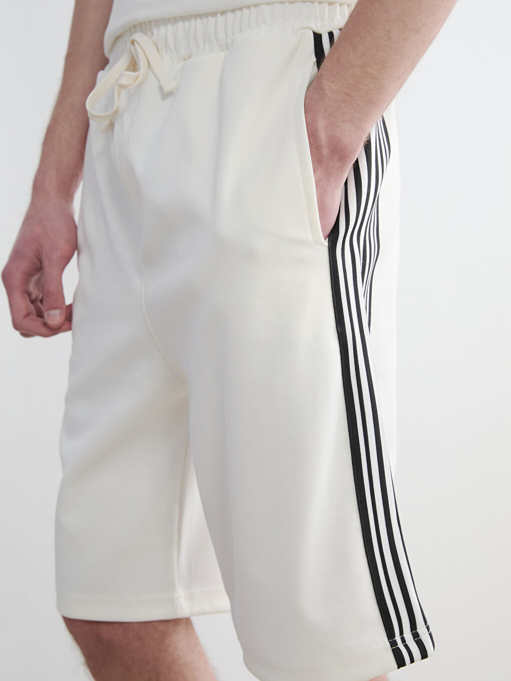 Ekru Rahat Kalıp Erkek Şort-2