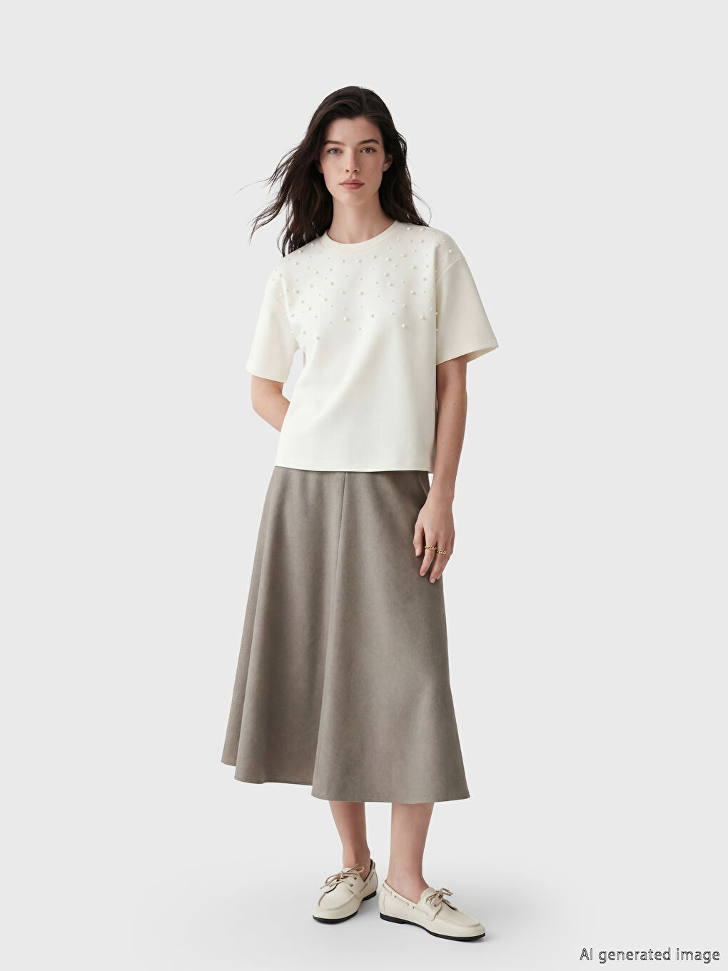 Beyaz Boncuk İşlemeli Soft Touch Kadın Tişört-1