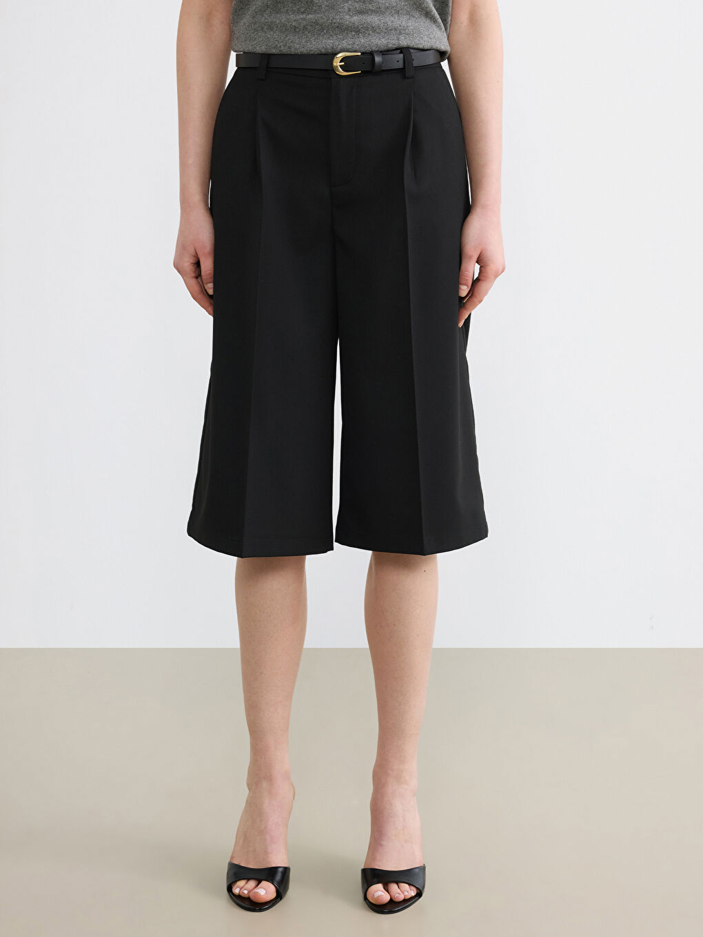 Siyah Beli Kemerli Bermuda Fit Kadın Pileli Şortolon-2