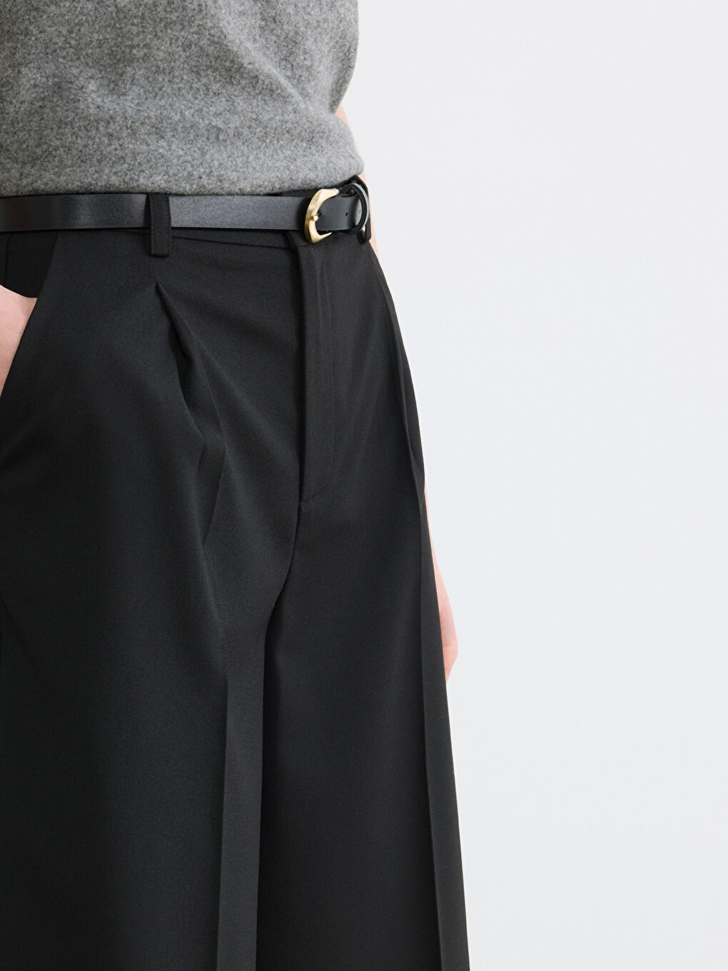 Siyah Beli Kemerli Bermuda Fit Kadın Pileli Şortolon-3