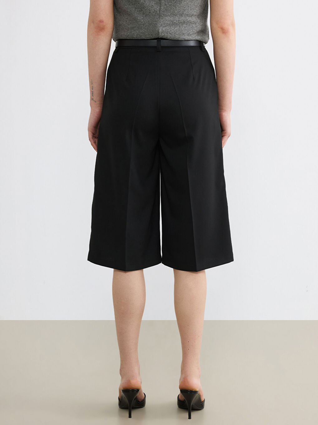 Siyah Beli Kemerli Bermuda Fit Kadın Pileli Şortolon-4