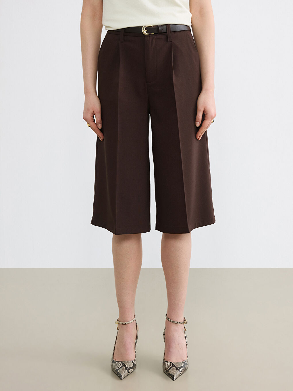 Kahverengi Beli Kemerli Bermuda Fit Kadın Pileli Şortolon-2