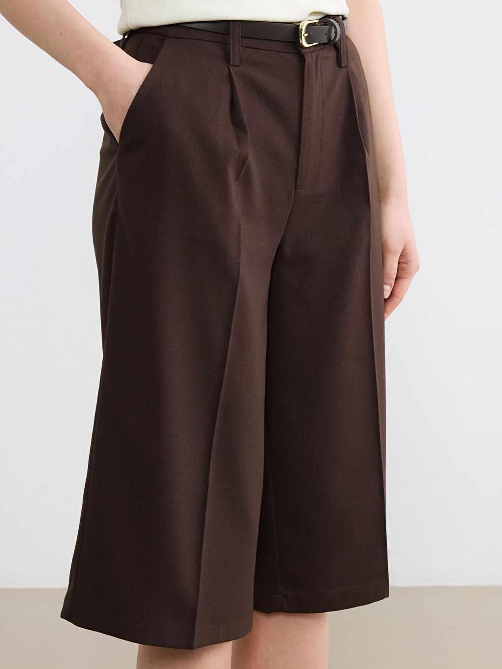 Kahverengi Beli Kemerli Bermuda Fit Kadın Pileli Şortolon-4