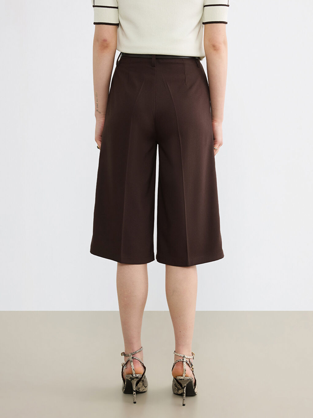 Kahverengi Beli Kemerli Bermuda Fit Kadın Pileli Şortolon-5