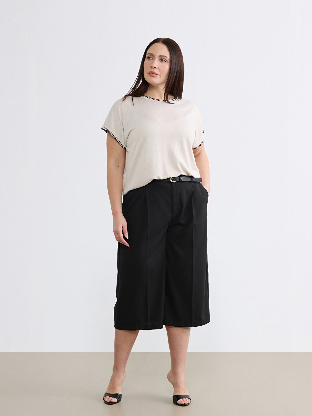 Siyah Beli Kemerli Bermuda Fit Kadın Pileli Şortolon-1