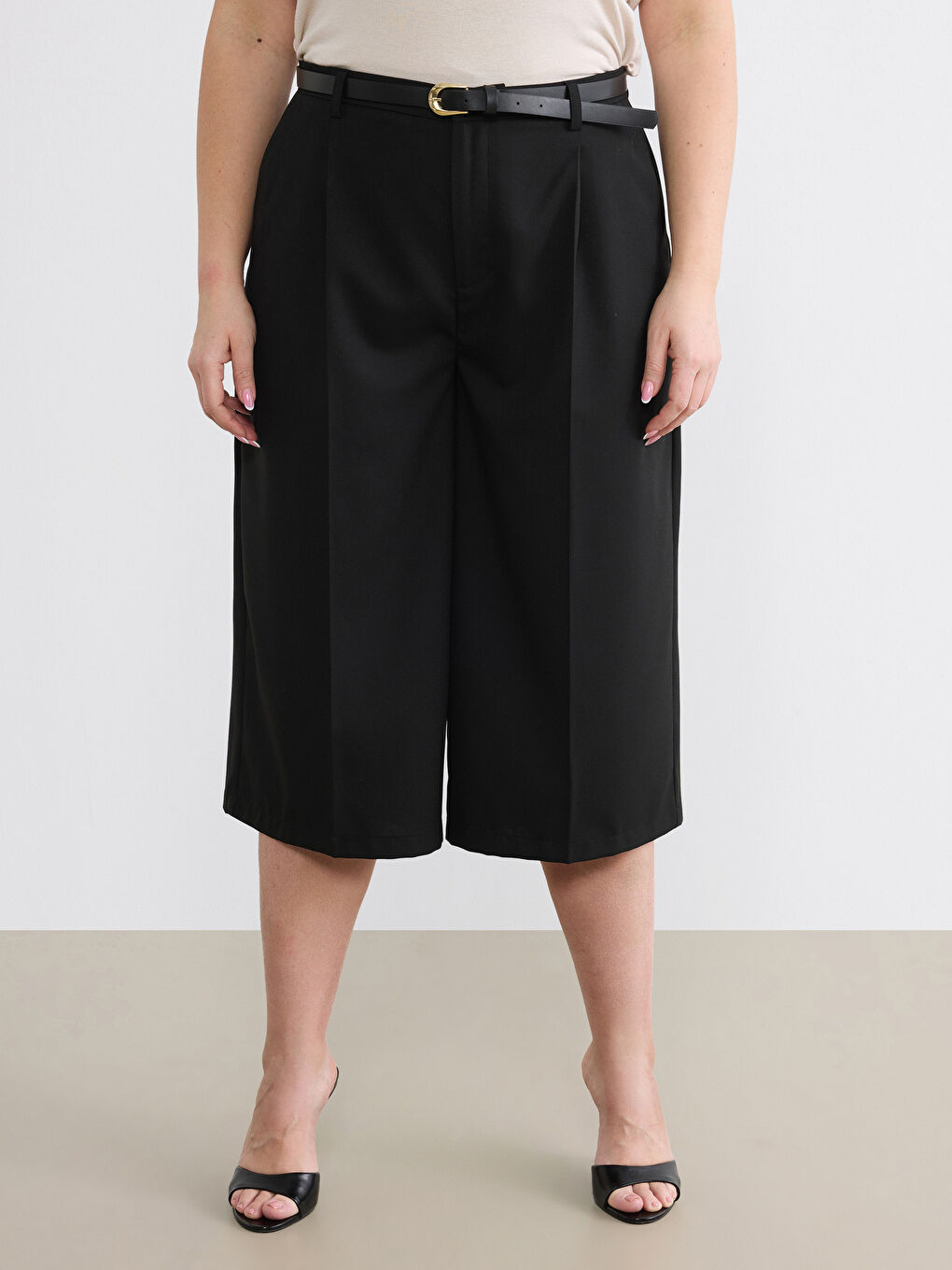 Siyah Beli Kemerli Bermuda Fit Kadın Pileli Şortolon-5