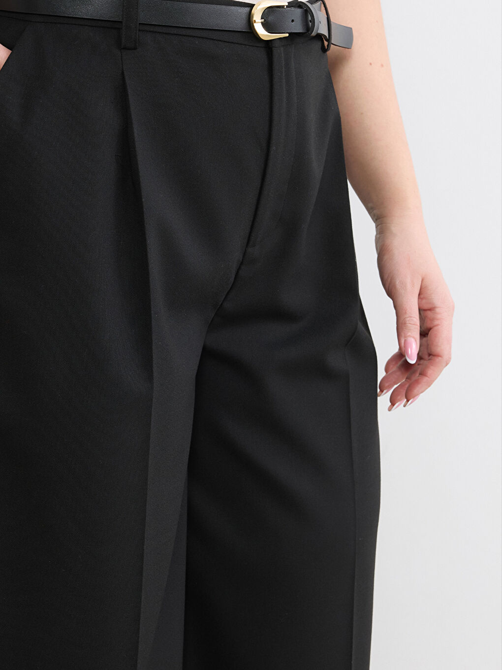 Siyah Beli Kemerli Bermuda Fit Kadın Pileli Şortolon-6