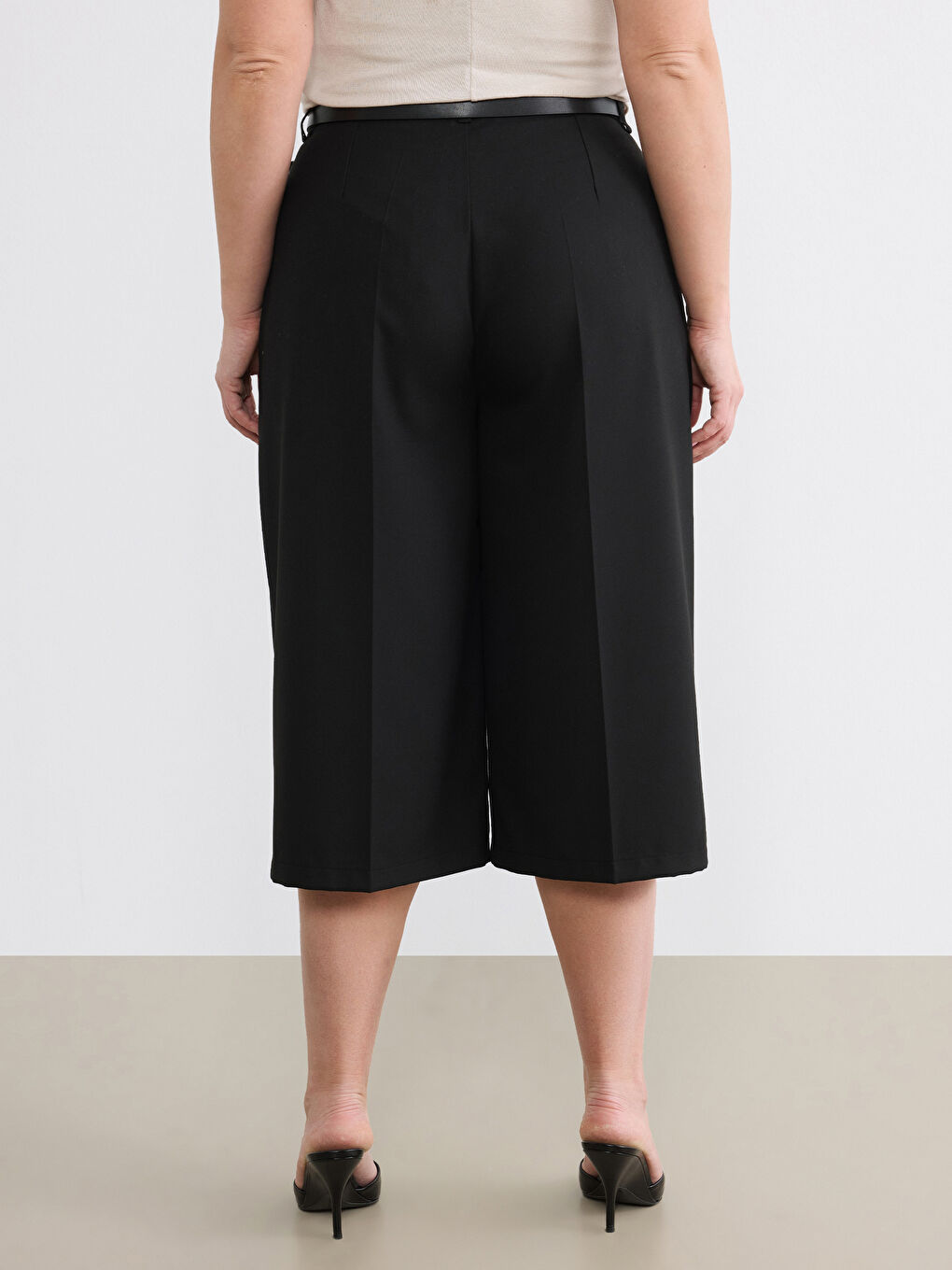 Siyah Beli Kemerli Bermuda Fit Kadın Pileli Şortolon-7