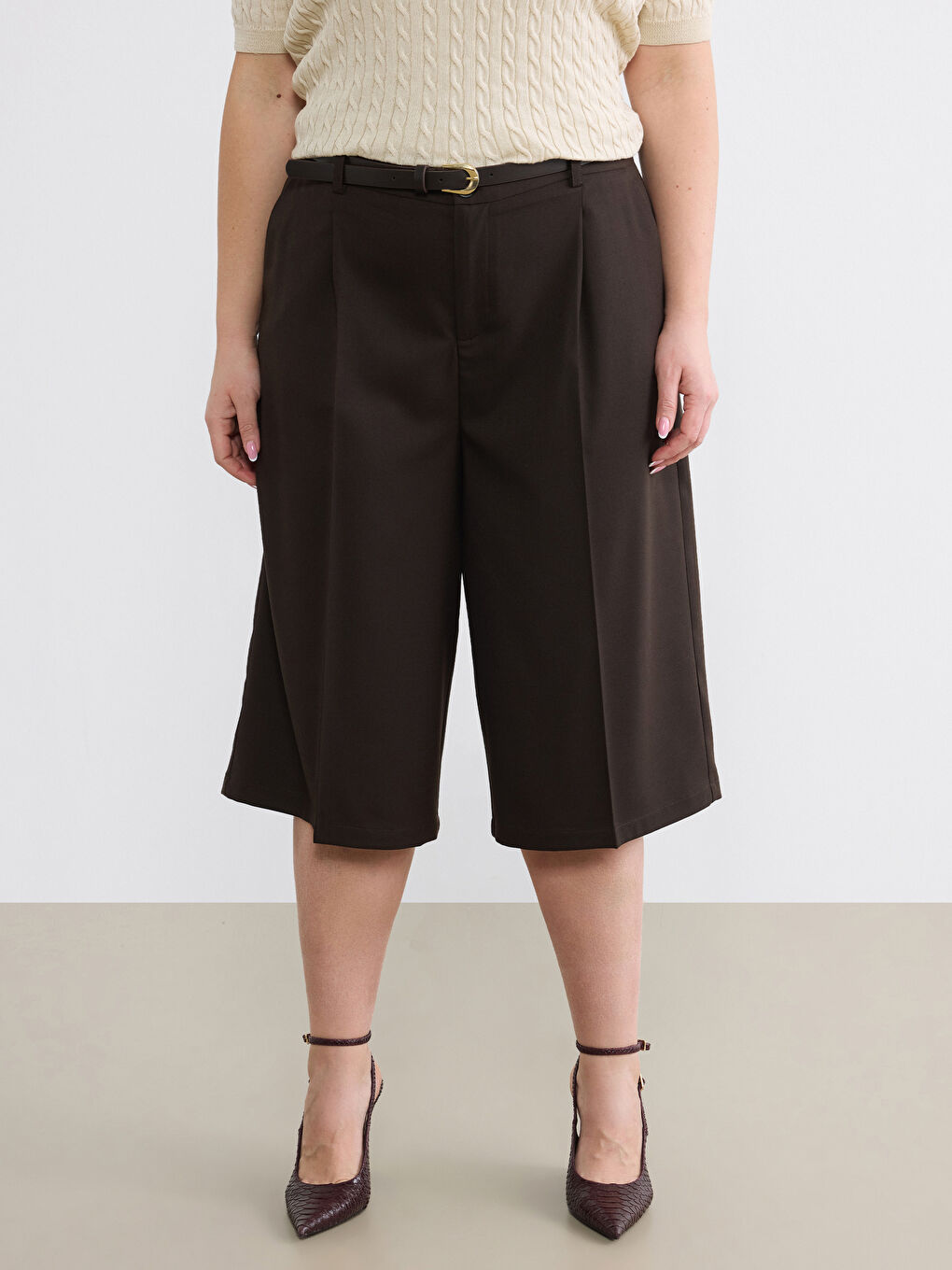 Kahverengi Beli Kemerli Bermuda Fit Kadın Pileli Şortolon-6