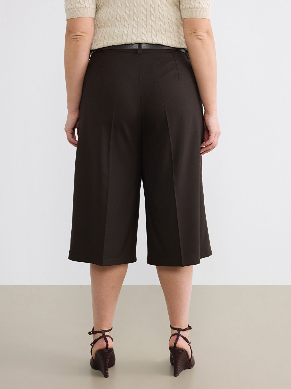 Kahverengi Beli Kemerli Bermuda Fit Kadın Pileli Şortolon-8