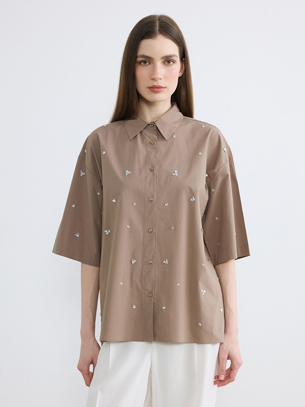 Kahverengi Taş İşlemeli Kadın Gömlek