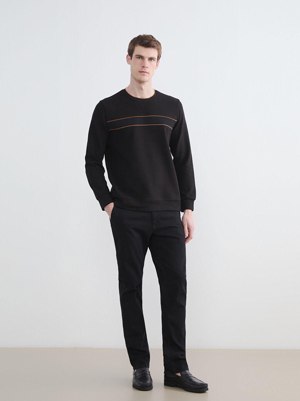 Siyah Bisiklet Yaka Şerit Detaylı Erkek Sweatshirt-1