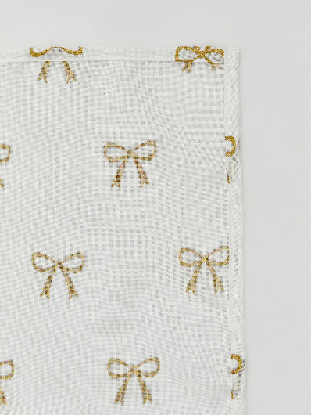 Beyaz Fiyonk Desenli Masa Örtüsü 145x200 cm-2